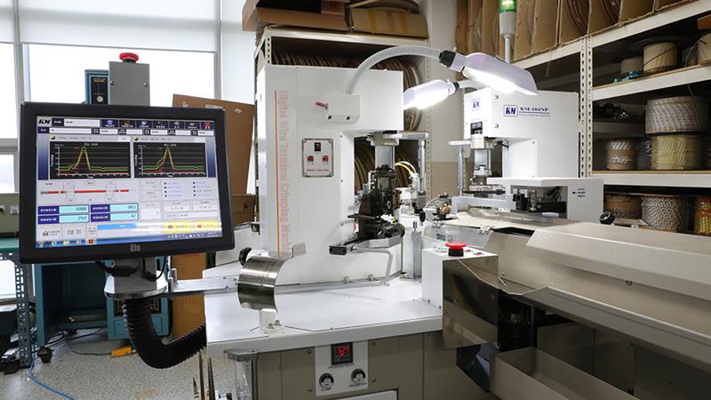 Línea de prensado automático Hyein Electronics — Máquina de prensado automático digital KM
