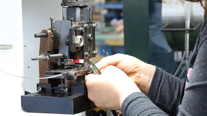 Línea de prensado manual Hyein Electronics: trabajo manual preciso del trabajador