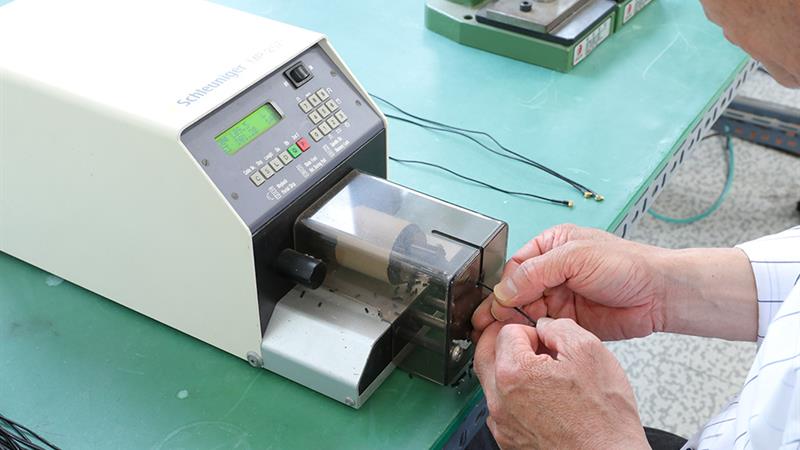 Proceso de cable RF de Hyein Electronics: cable coaxial que funciona con un pelador fabricado en Suiza